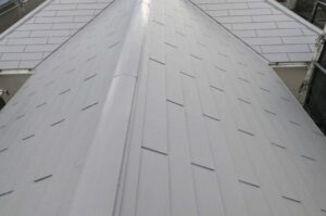 明るい色で塗装された屋根、プロタイムズ明石駅前店