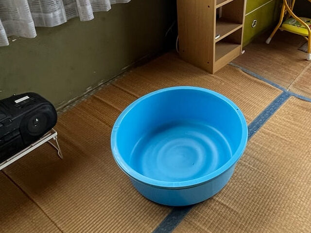雨漏りを受けるバケツ