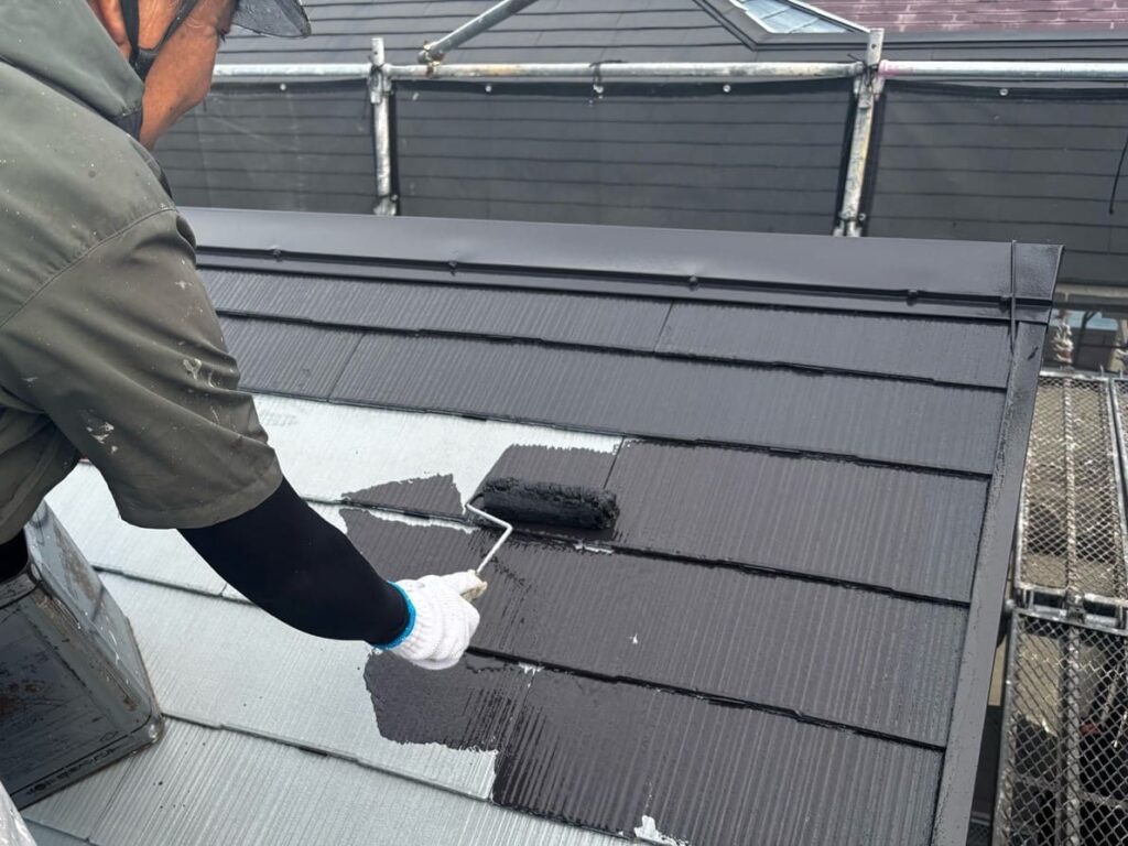 一級塗装技能士が屋根の塗装中。最高品質の塗装でお家を長持ちさせる