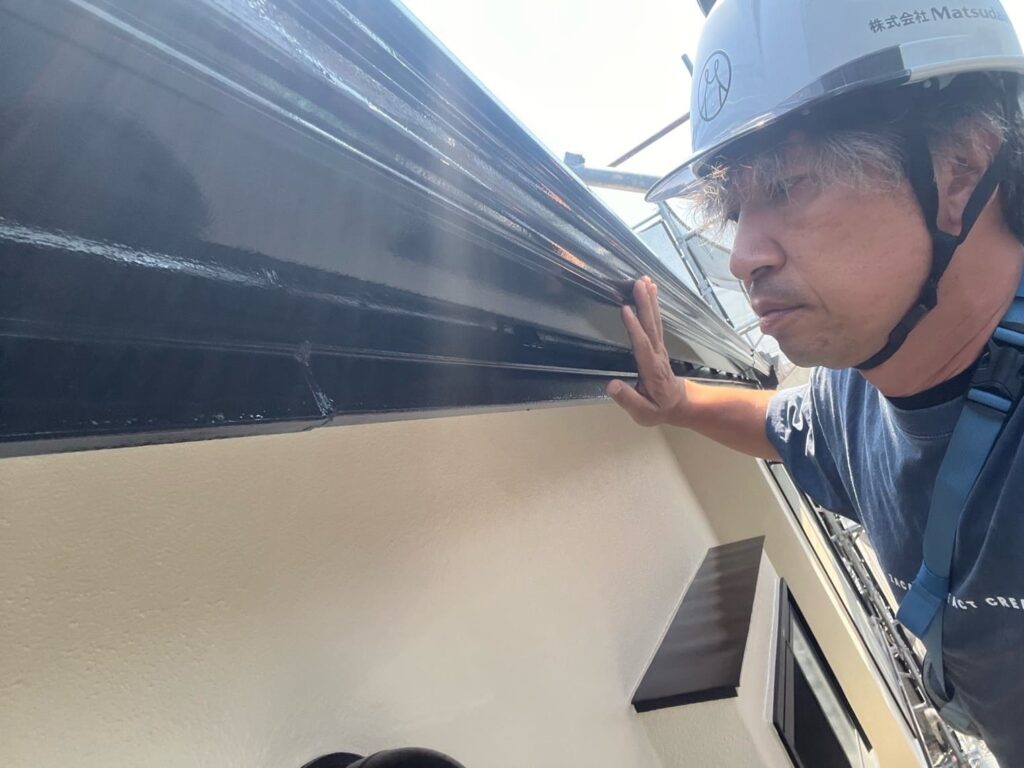 フッ素塗料で塗装された雨樋の点検。プロタイムズ明石駅前店の社長。