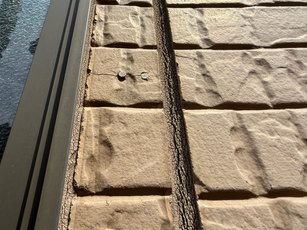 劣化したシーリングの画像