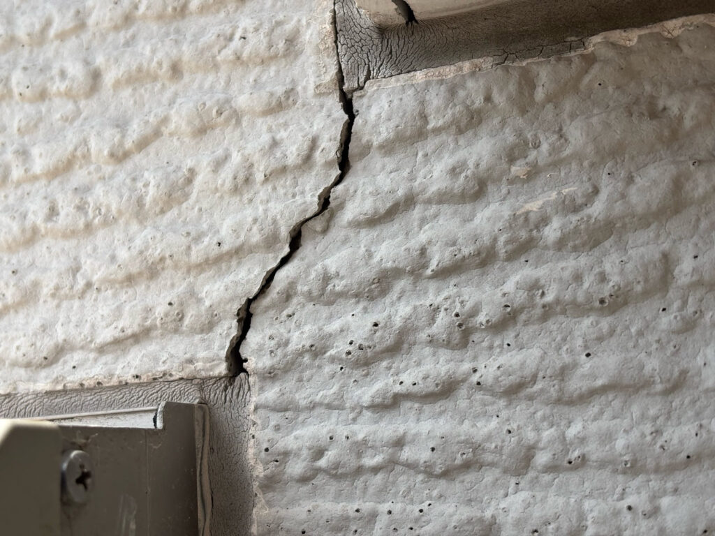 建材に深いクラックが入っている写真