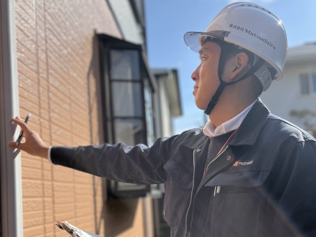 株式会社Matsudairaスタッフが外装劣化診断、点検している画像