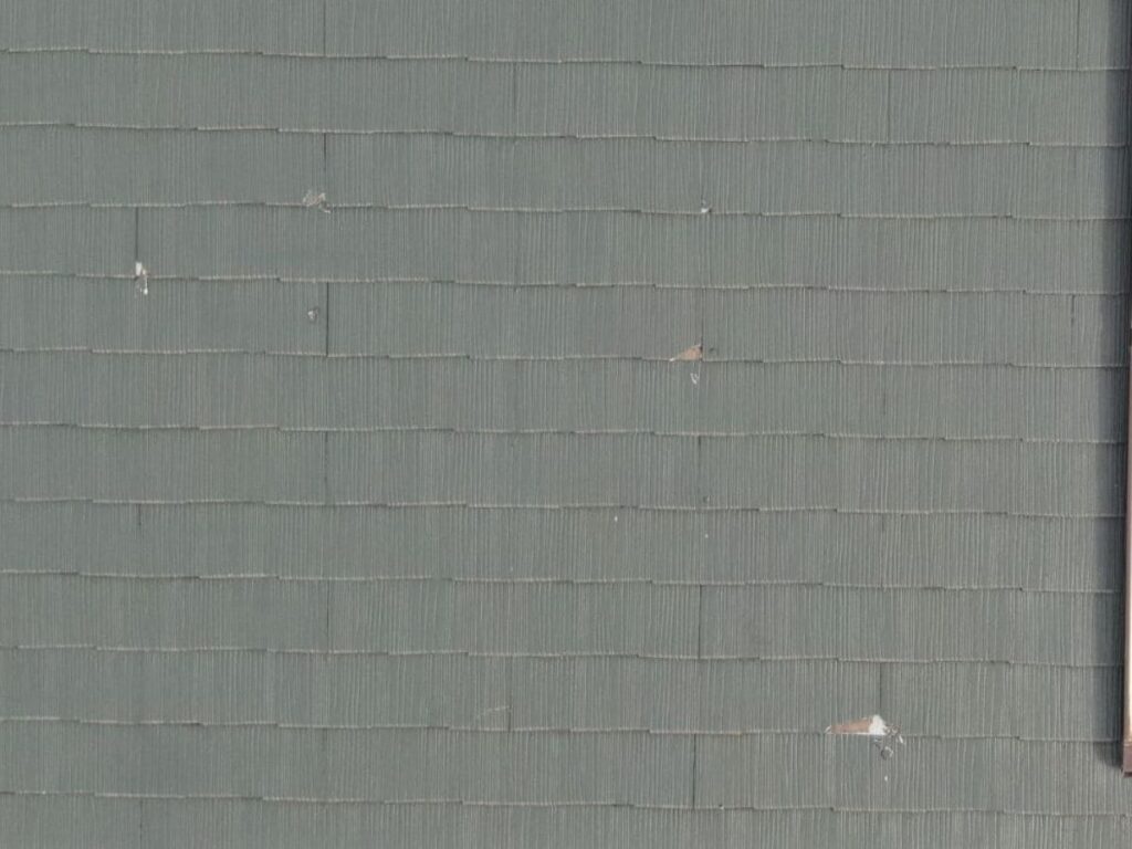 雹害によって破損したスレート瓦