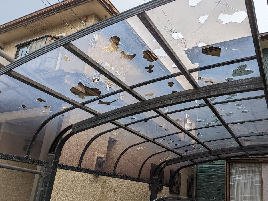 雹害によって破損したカーポート