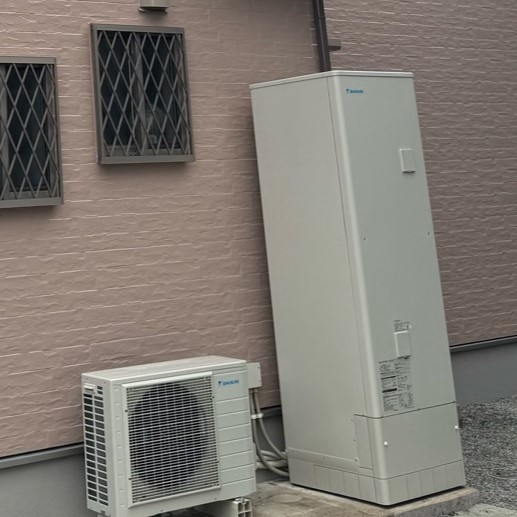 塗装後のエコキュートの写真。