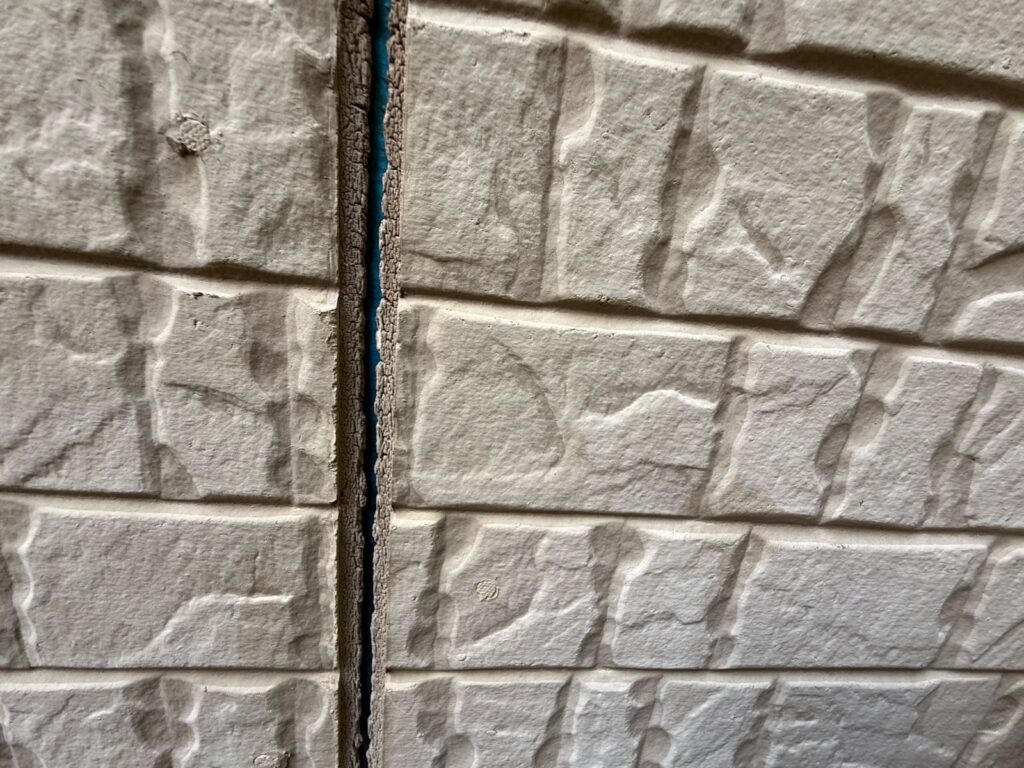 サイディング外壁のシーリング破断