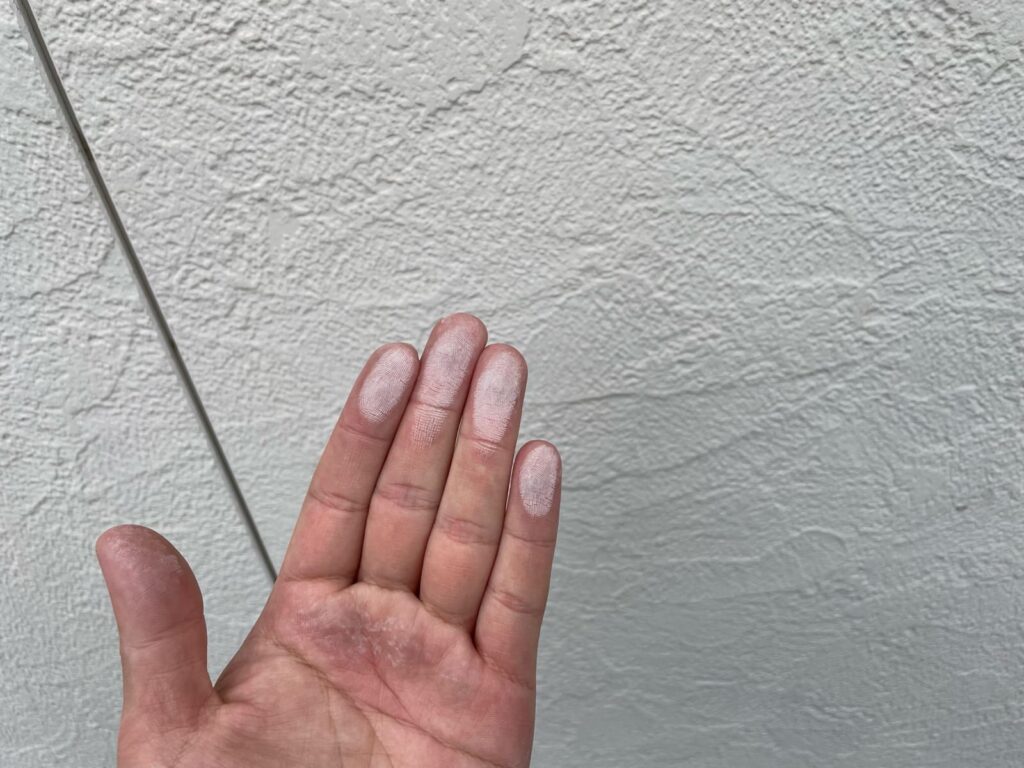 サイディング外壁のチョーキング現象