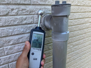  外壁現地調査で水分計を使用し含水率71.2パーセントを計測している様子