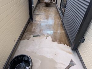  ベランダ土間にウレタン防水用接着剤プライマーをローラー塗布