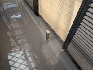 ベランダ防水層内部の湿気を逃がすステンレス製脱気筒の設置状態