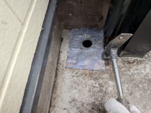 ベランダ排水口に雨漏り防止の改修用ドレンを設置した様子