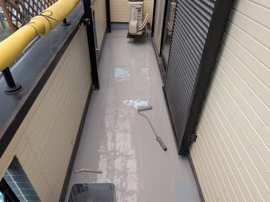ウレタン防水材を2回目塗布して十分な防水層の厚みを作る作業