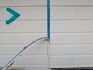 サイディング目地の古くなったシーリング材をカッターで撤去する様子